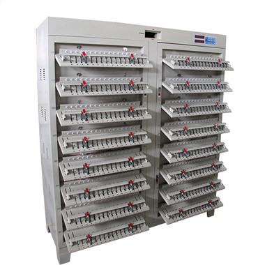 Zariadenie na testovanie batérií a článkov