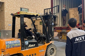 Šesť portálových bodových zváracích strojov a ďalšieho vybavenia bolo zabalen...